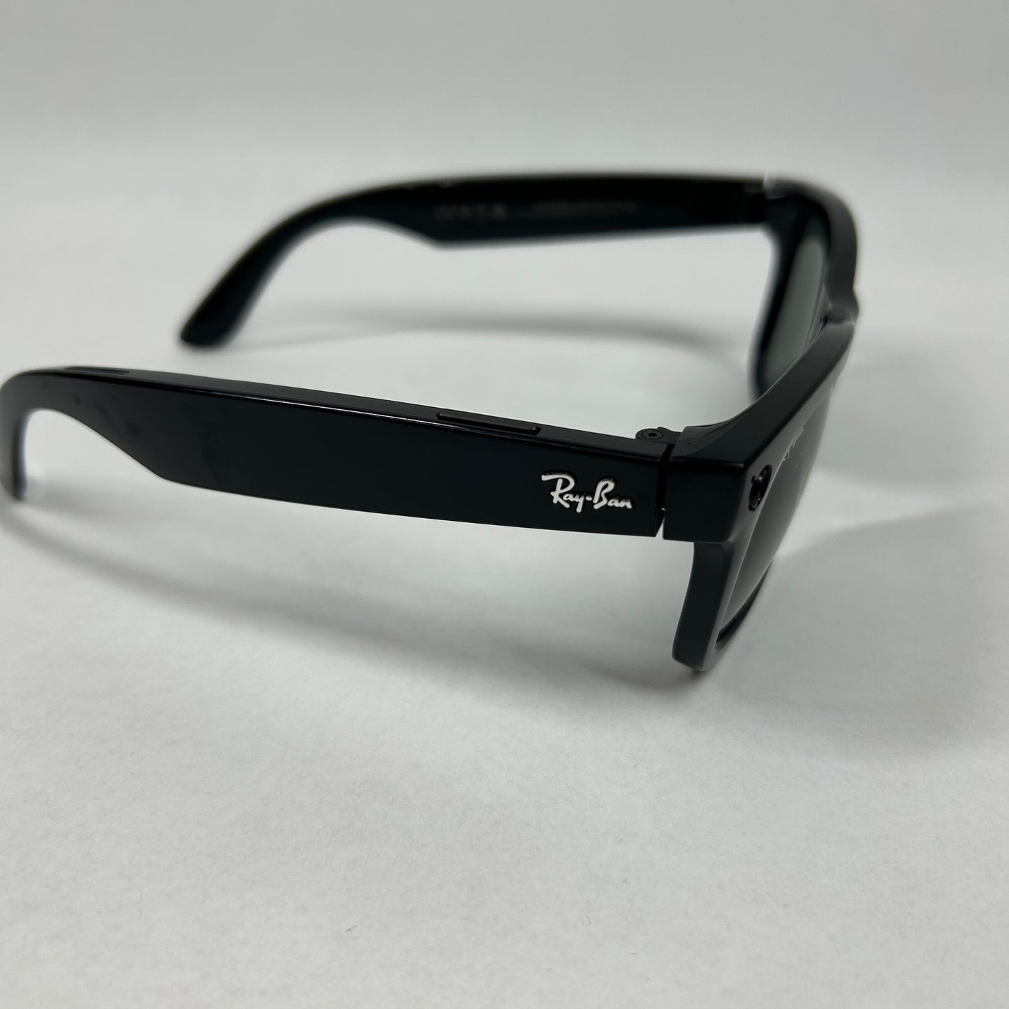 Ray-Ban Stories Wayfarer L Smart Glasses RW4004
